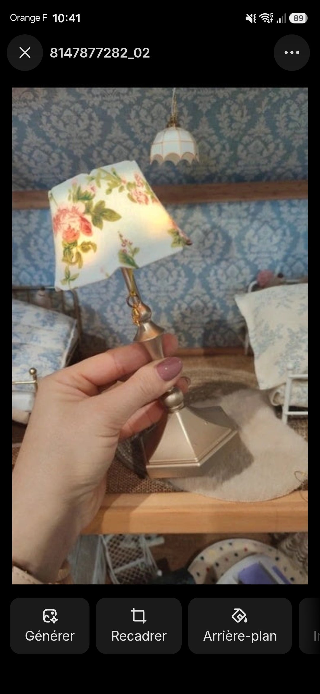 Abat-jour fleuri de la lampe miniature sur pied