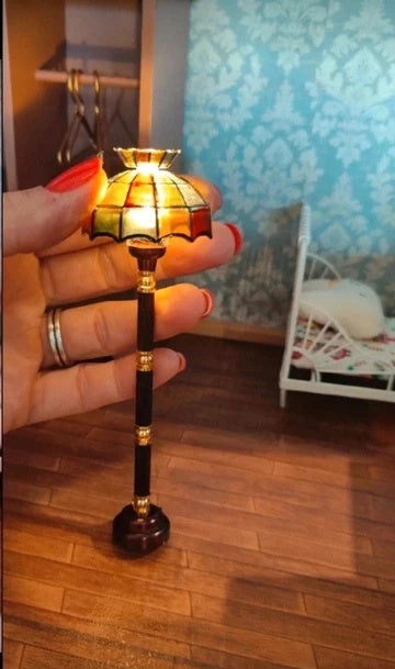 Détail de l'abat-jour multicolore de la lampe miniature