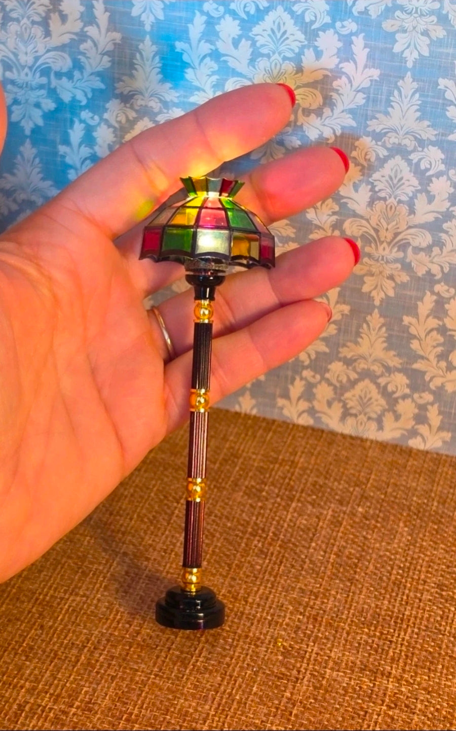 Lampe multicolore miniature en situation dans une chambre