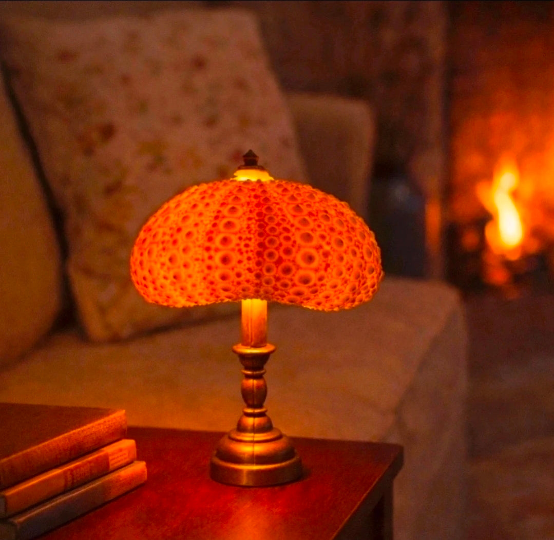 Lampe miniature réalisée dans un véritable oursin, échelle 1/12