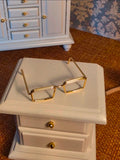 Lunettes de vue miniatures dorées, échelle 1/12