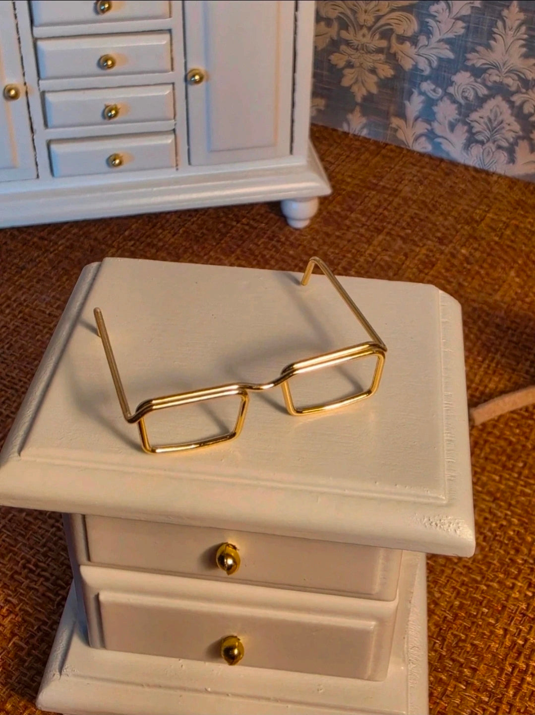 Lunettes de vue miniatures dorées, échelle 1/12