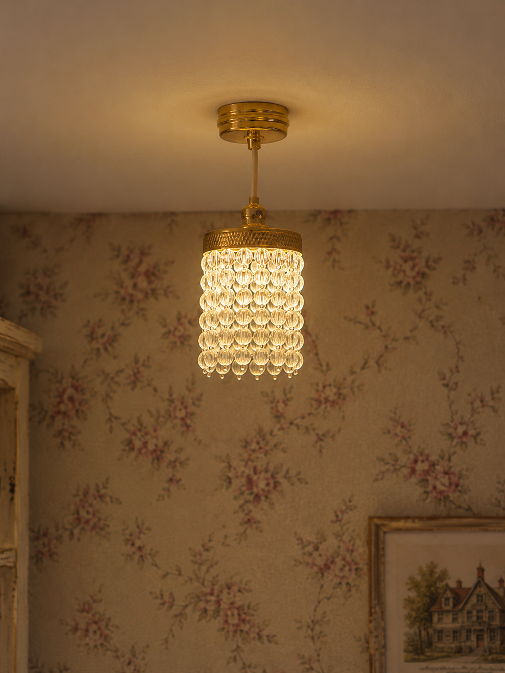 Lustre cristal miniature en situation dans un salon de maison de souris