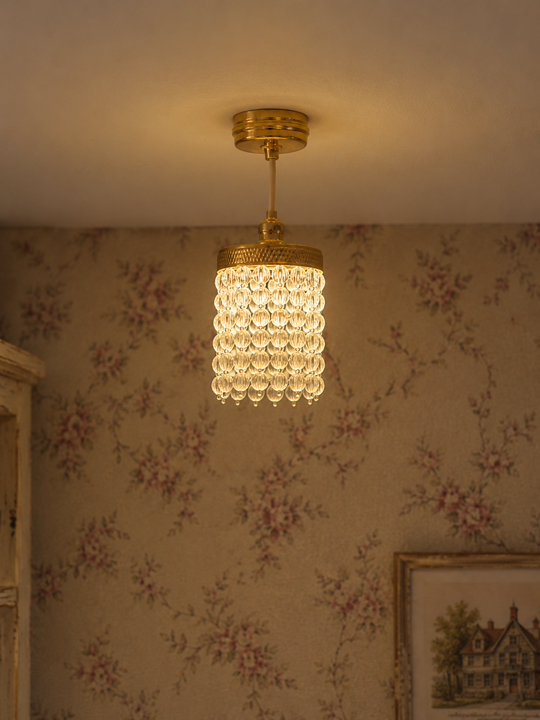 Lustre cristal miniature en situation dans un salon de maison de souris
