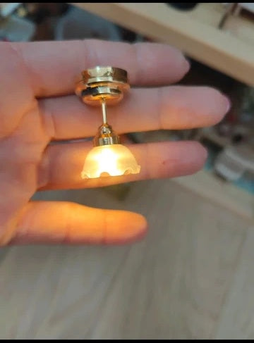 Détail de la finition dorée du plafonnier miniature