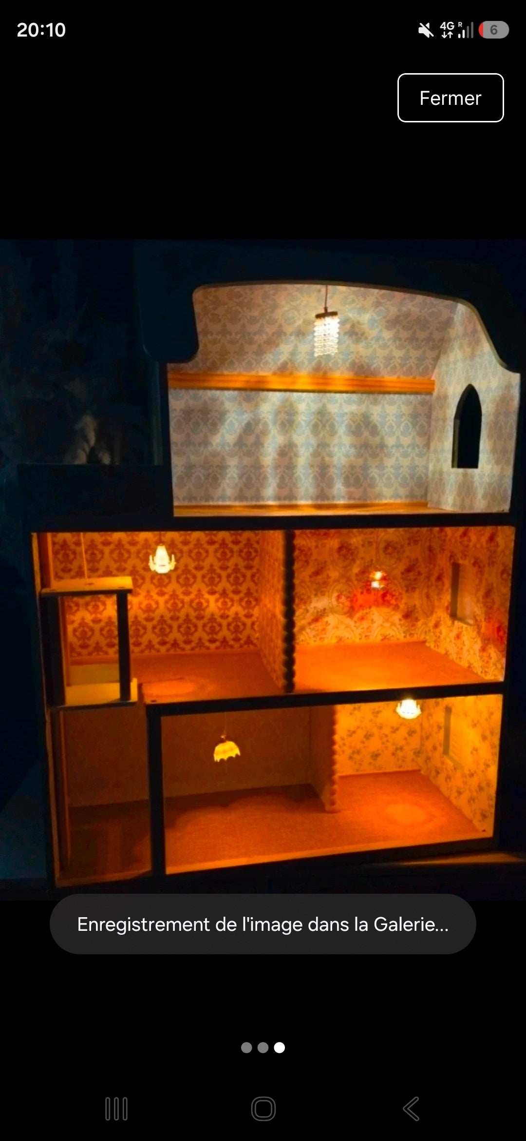 Plafonnier miniature doré vu de dessous