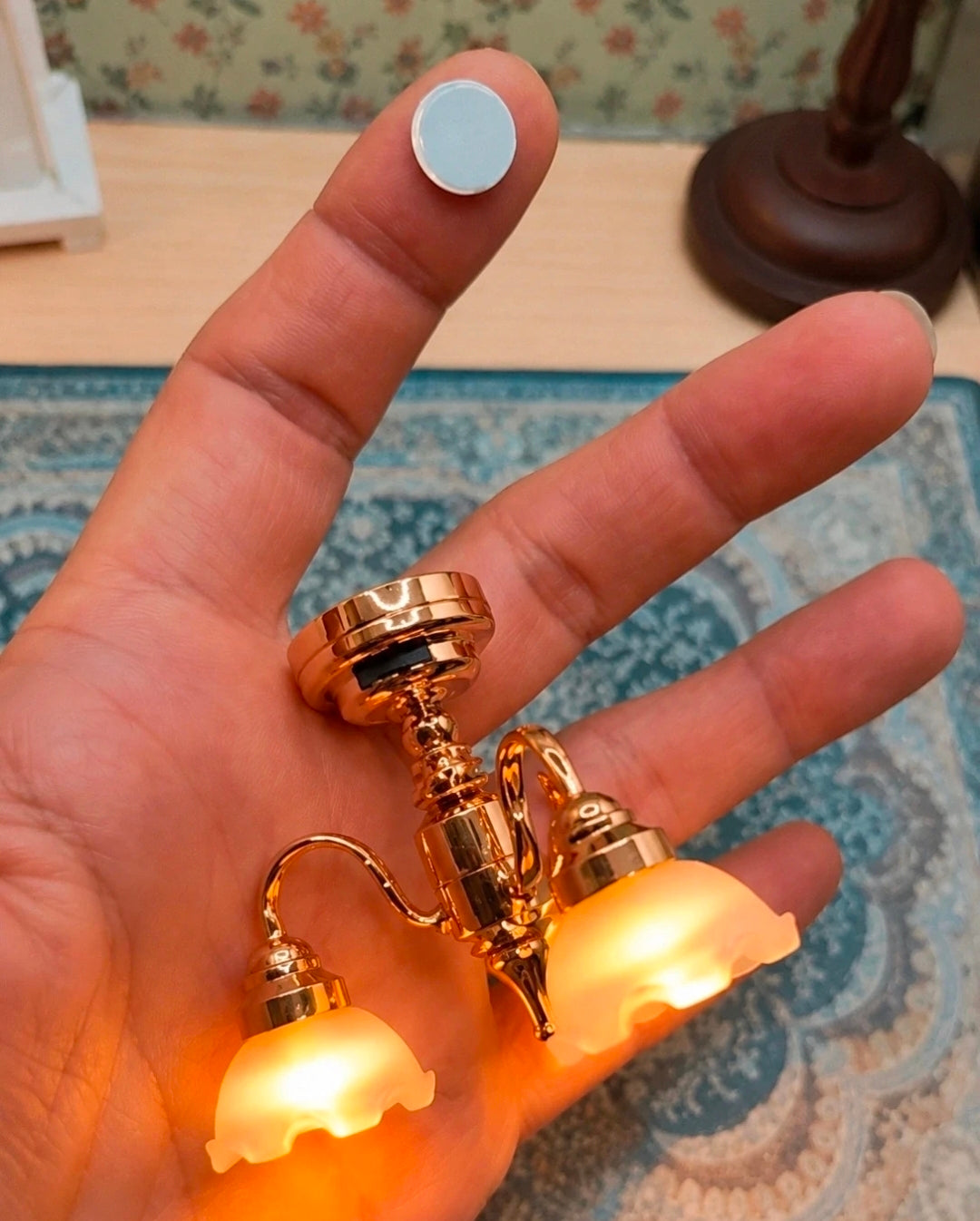 Lustre triple doré miniature allumé au plafond