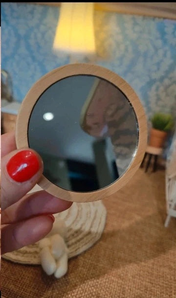 Contour en bois clair du miroir mural miniature