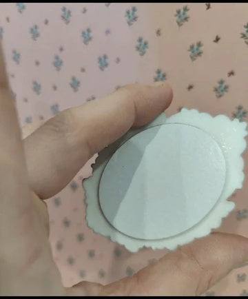 Miroir mural doré miniature en situation dans une maison de poupée