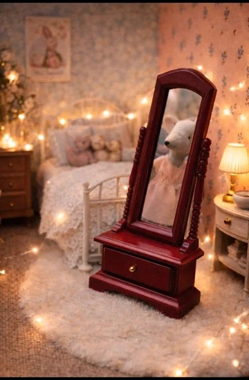 Miroir psyché miniature en situation dans une chambre de maison de poupée