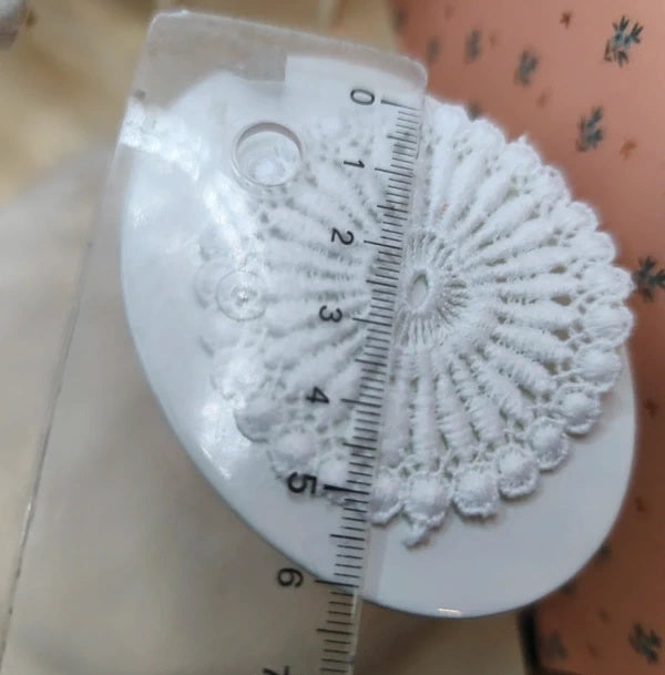 Détail de la broderie du napperon rond miniature