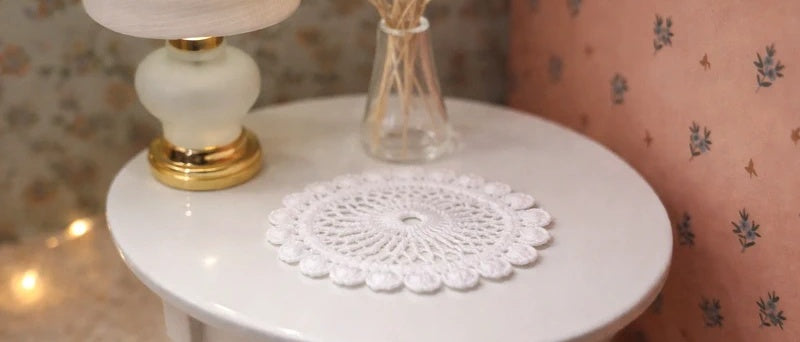 Napperon rond miniature brodé à la main, échelle 1/12