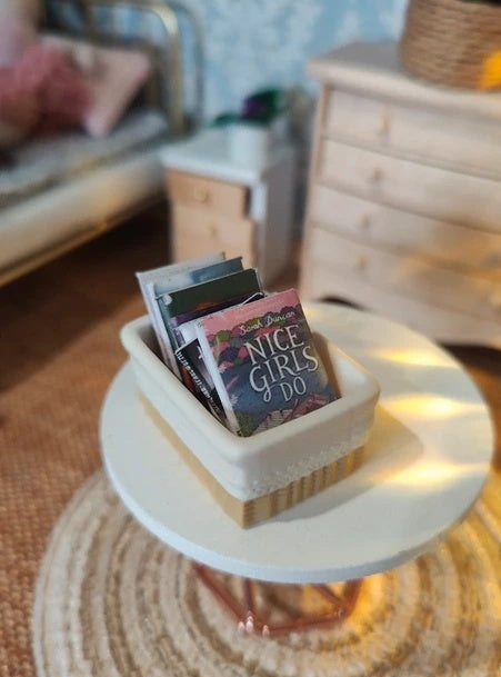 Détail des livres miniatures contenus dans le panier