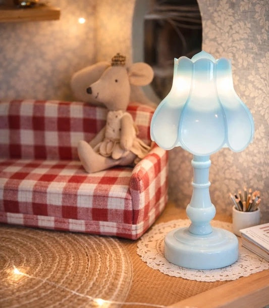 Petite lampe miniature lumineuse en situation dans une chambre