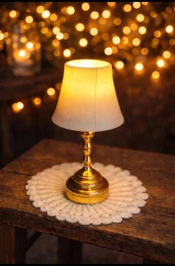 Petite lampe miniature lumineuse compacte, échelle 1/12