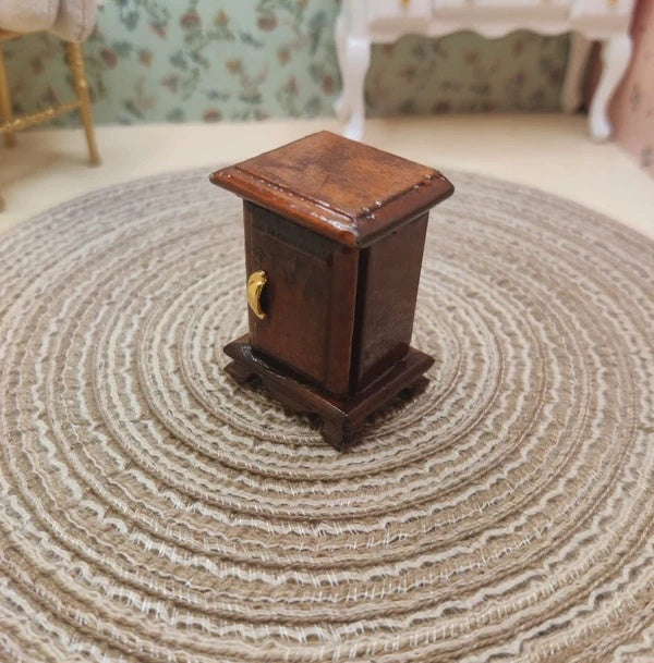 Tiroir et poignée dorée de la table de chevet miniature