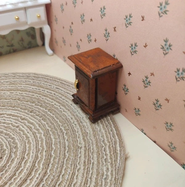 Table de chevet miniature en situation dans une chambre de maison de souris