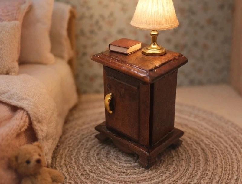 Petite table de chevet miniature à poignée dorée, échelle 1/12