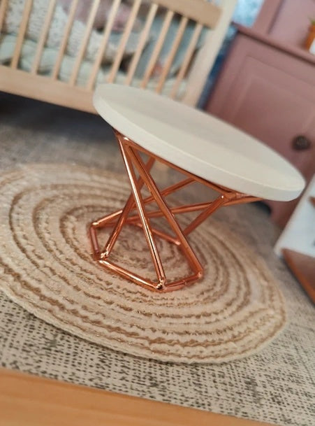 Piètement géométrique cuivré de la table basse miniature