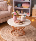 Table basse ronde miniature à plateau blanc et piètement cuivré, échelle 1/12