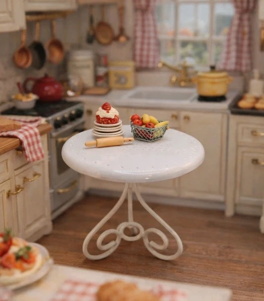 Petite table ronde miniature en métal blanc à arabesques, échelle 1/12