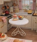 Petite table ronde miniature en métal blanc à arabesques, échelle 1/12