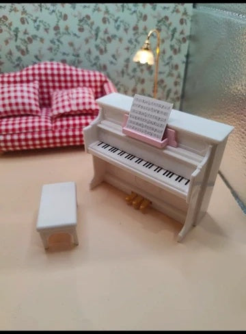 Touches détaillées du piano droit miniature