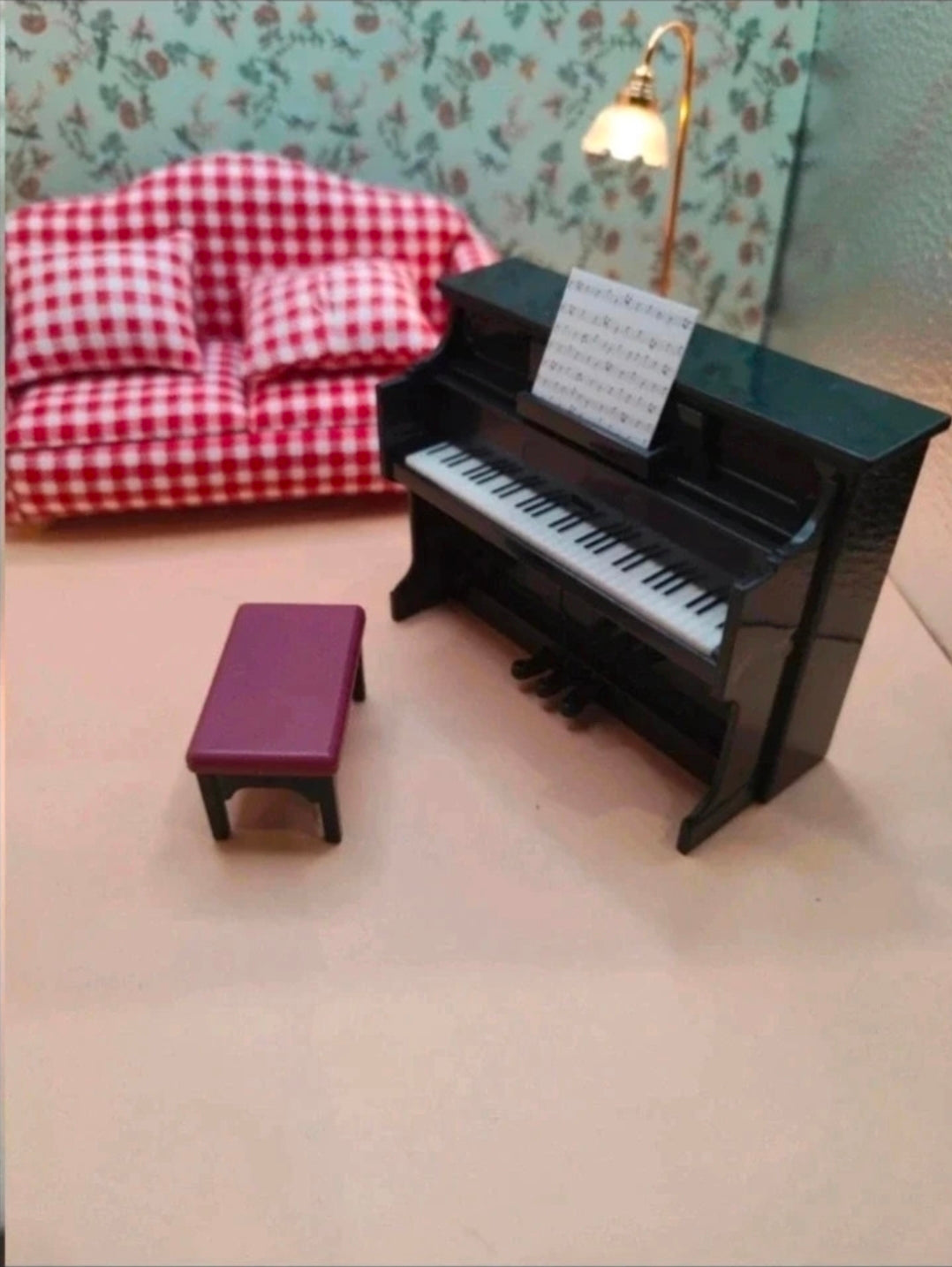 Piano droit miniature avec sa partition en situation
