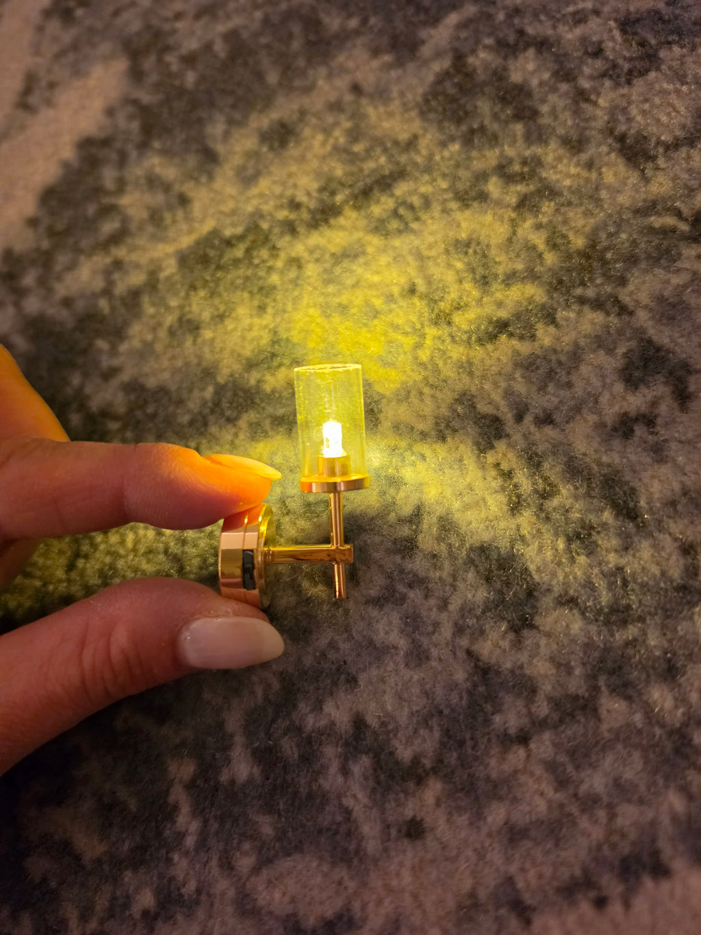 Plafonnier miniature argenté en situation dans un salon