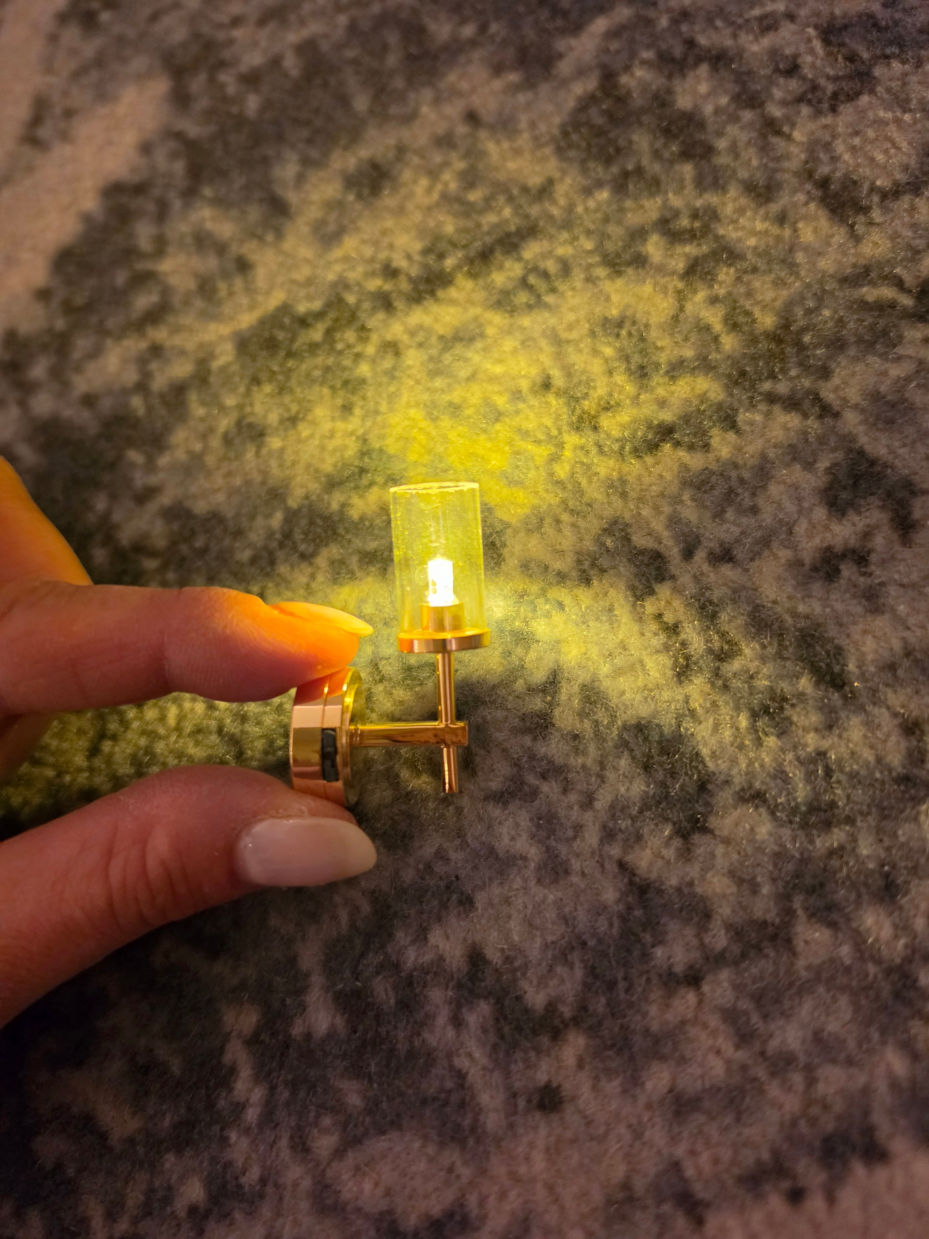 Plafonnier miniature argenté en situation dans un salon