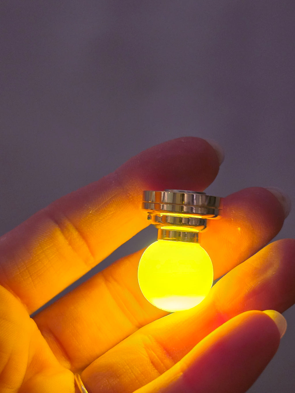 Luminaire miniature argenté allumé au mur