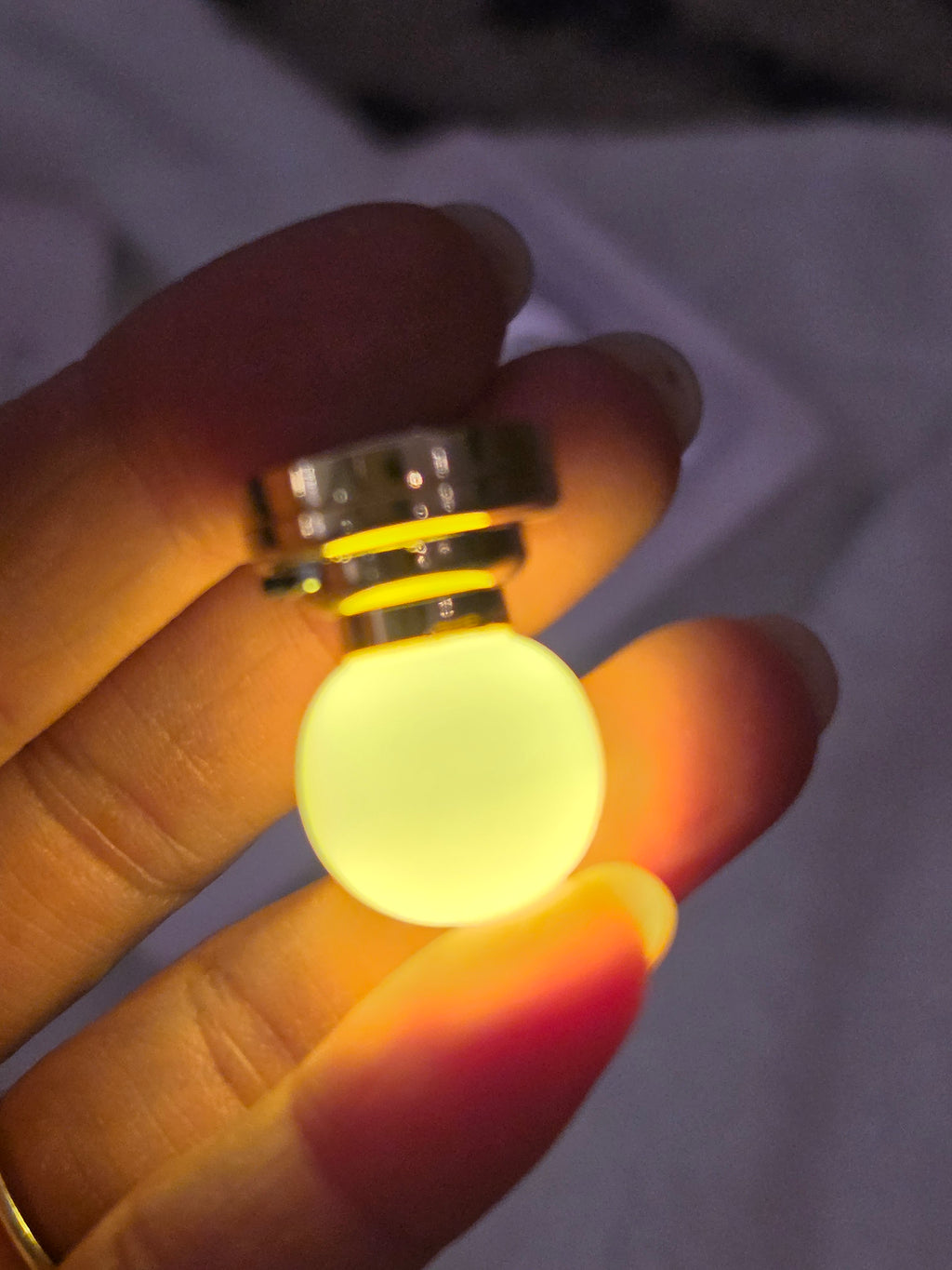 Luminaire miniature argenté fixé au plafond