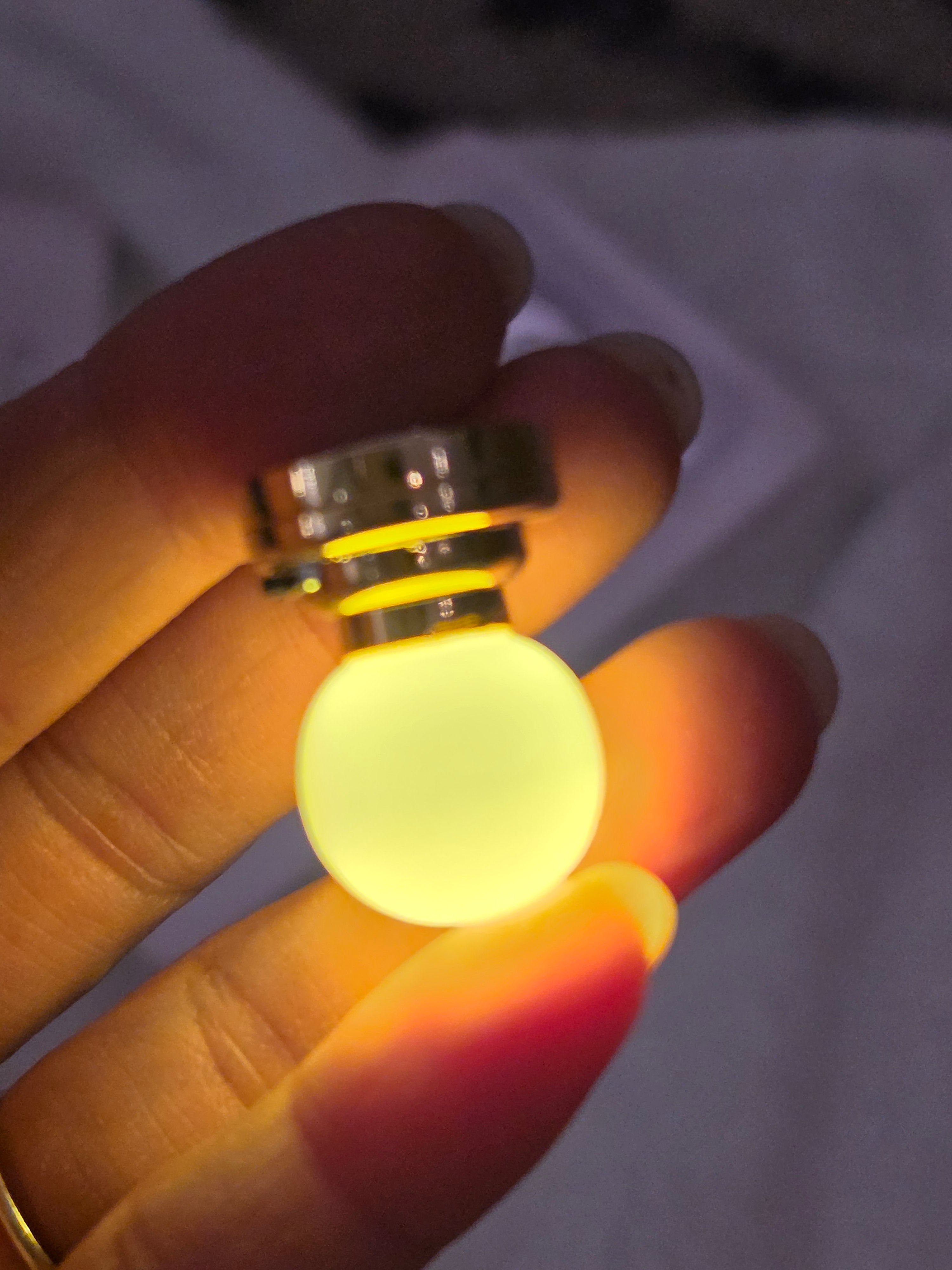 Luminaire miniature argenté fixé au plafond