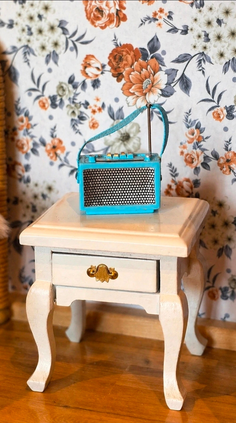 Radio miniature métallique rose de style rétro