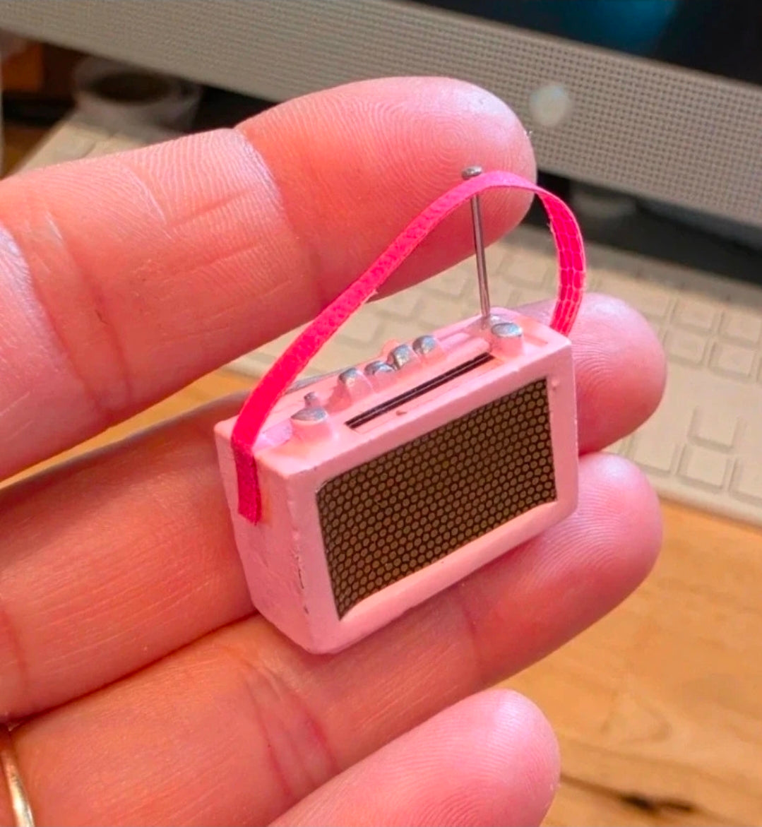 Détail de l'antenne et des boutons de la radio miniature