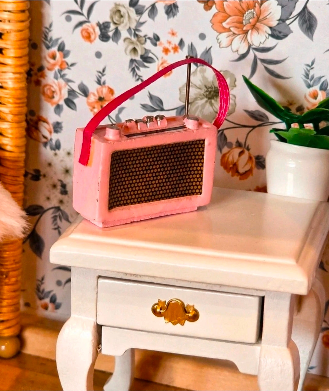Radio miniature métallique bleue de style rétro, échelle 1/12
