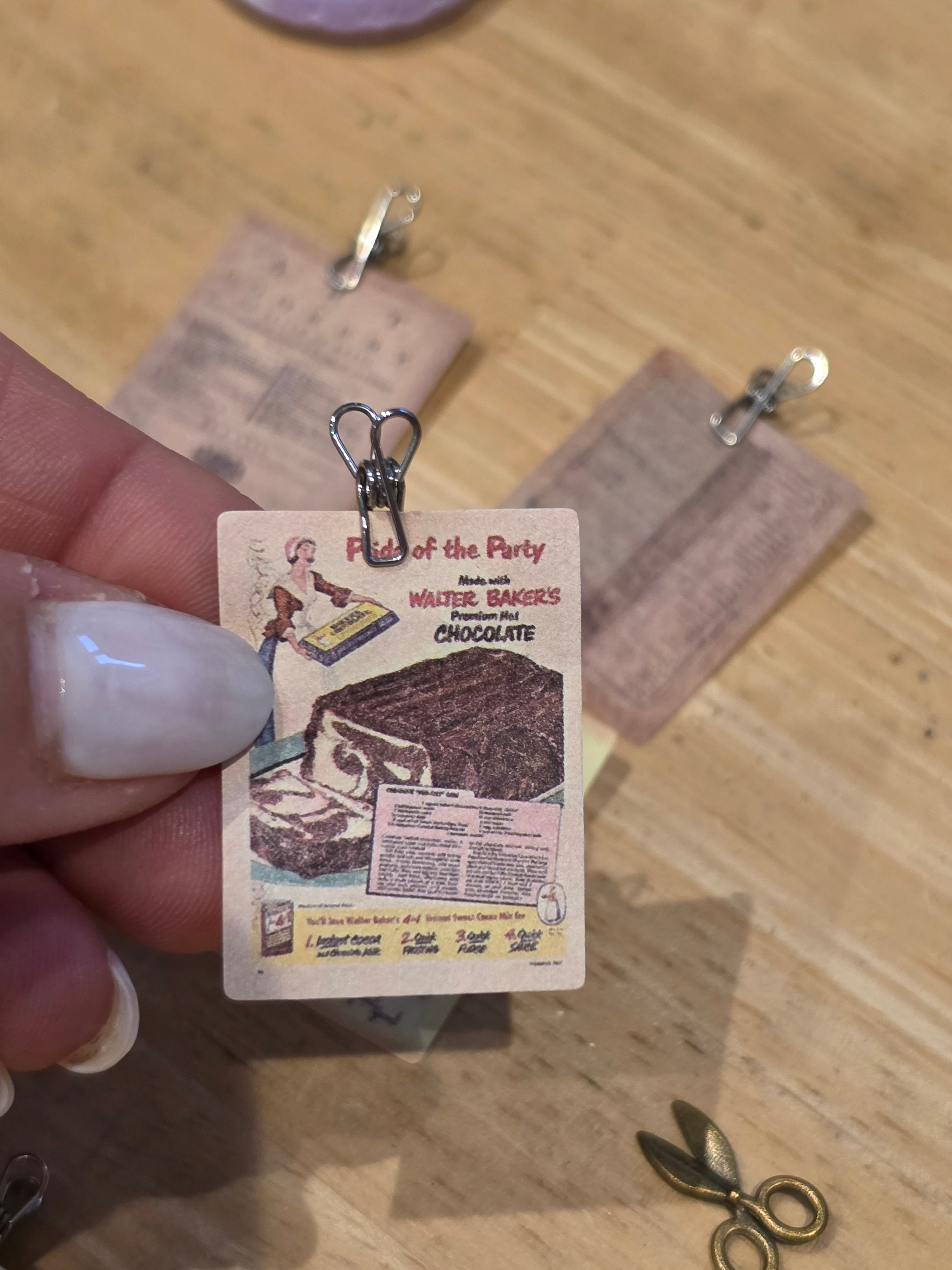 Mini recettes vintage avec pince – Miniature maison de poupée 1/12