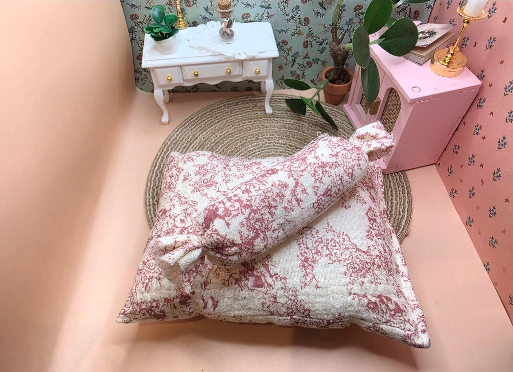 Couette miniature rouge & traversin assorti – Échelle 1/12