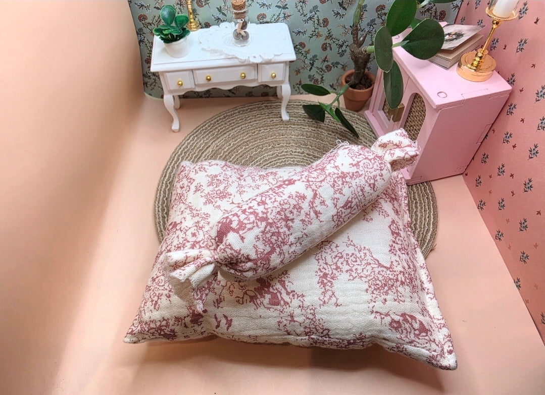 Couette miniature rouge & traversin assorti – Échelle 1/12