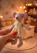 Souris en robe jaune