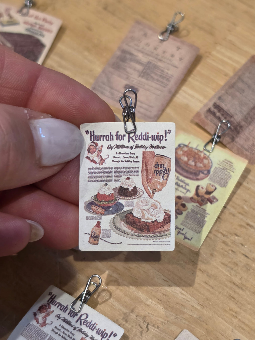 Mini recettes vintage avec pince – Miniature maison de poupée 1/12
