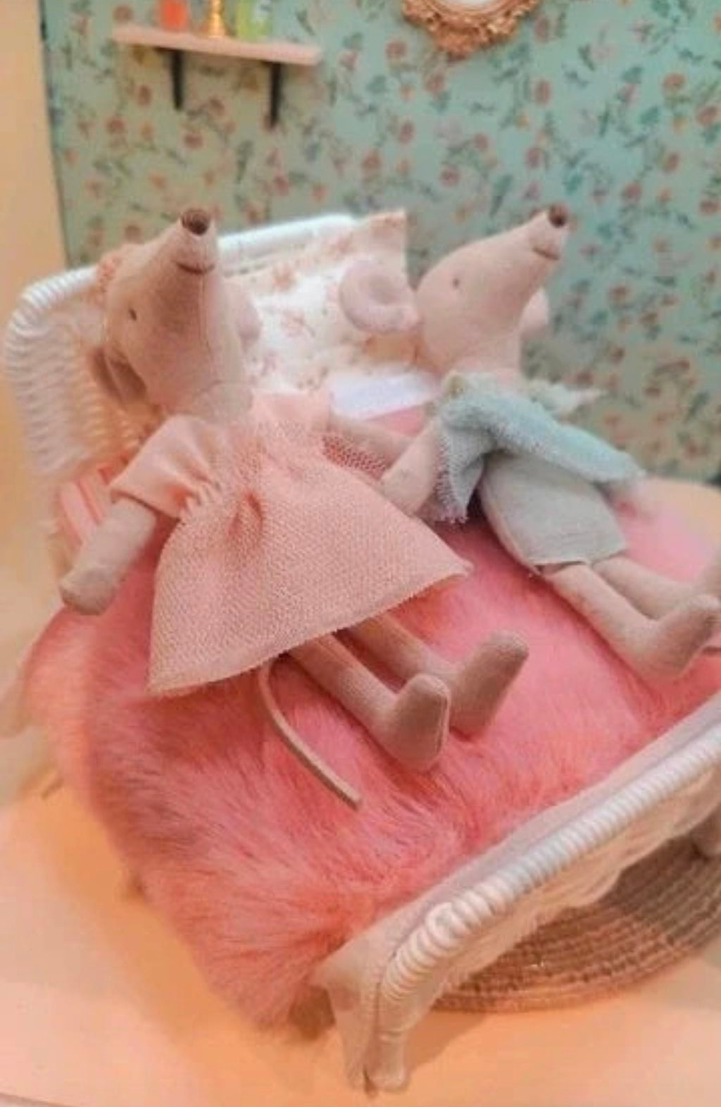 Lit double type osier et sa literie rose fluffy