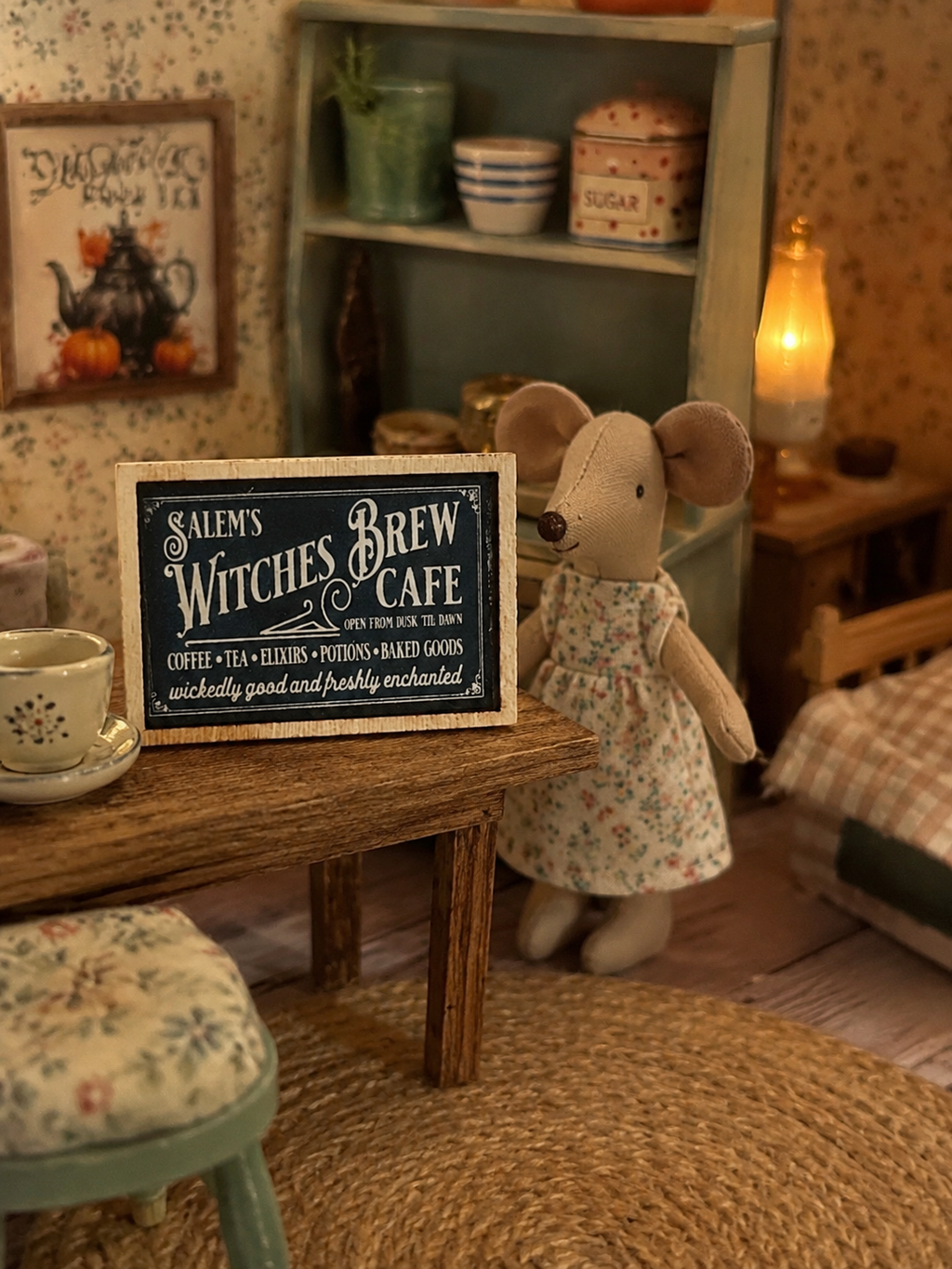 Petit tableau miniature “Witches Brew Café” – Maison de poupée 🎃🧙‍♀️échelle 1/12ème