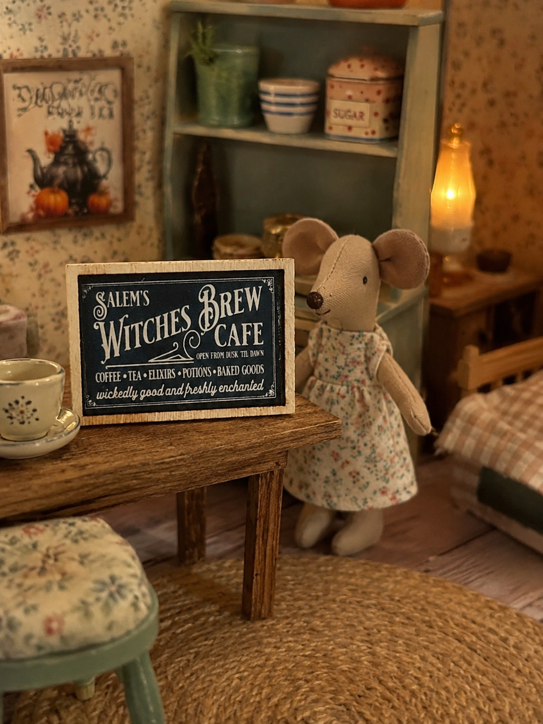 Petit tableau miniature “Witches Brew Café” – Maison de poupée 🎃🧙‍♀️échelle 1/12ème