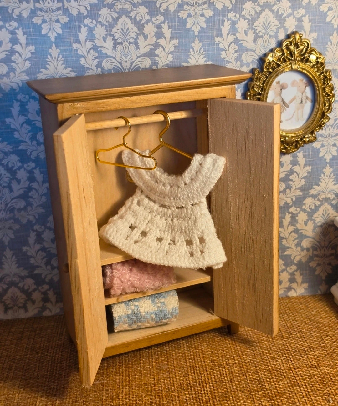 Armoire en bois deux portes avec tringle