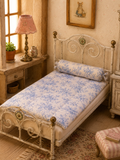 Couette miniature Toile de Jouy & traversin assorti – Échelle 1/12