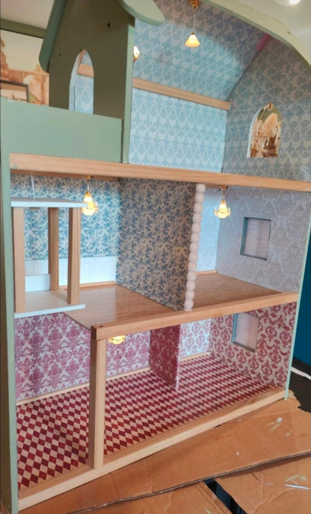 Maison de poupée rénovée & personnalisée