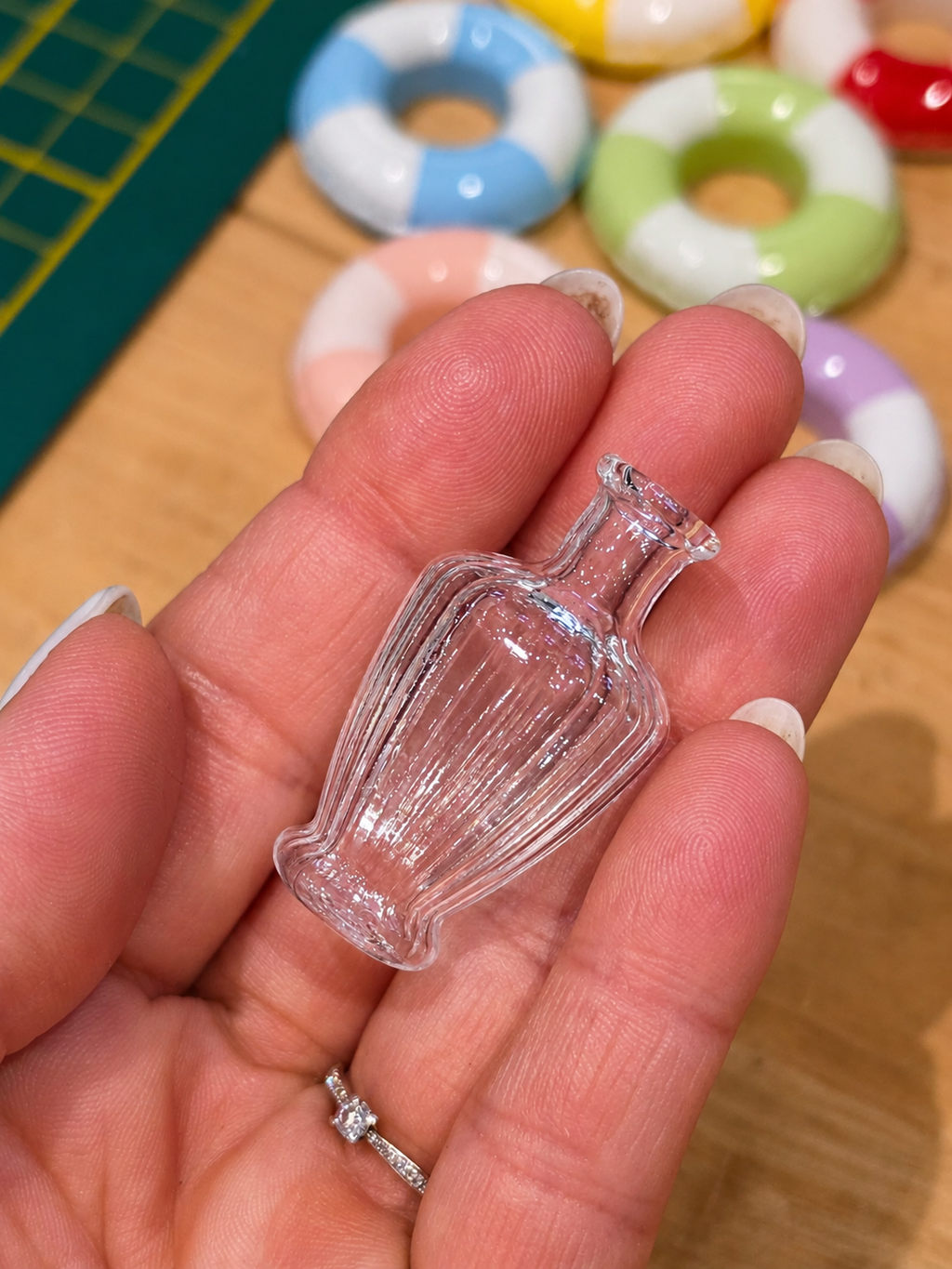 Vase en verre miniature pour maison de poupée
