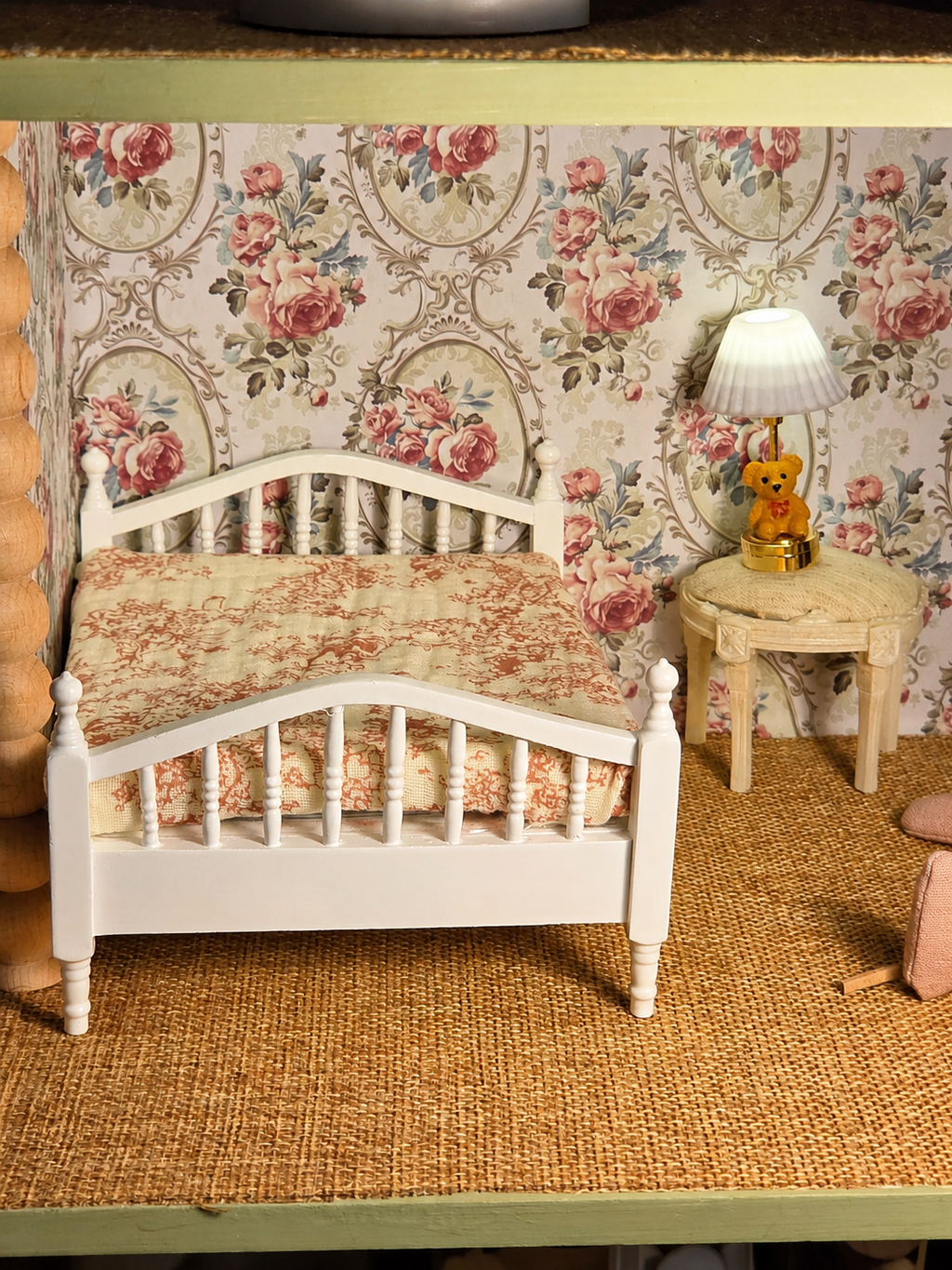 Lit double miniature en bois – Maison de poupée / Souris