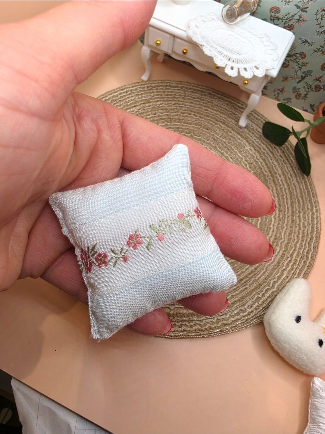 Coussin miniature fleuri pour maison de poupée